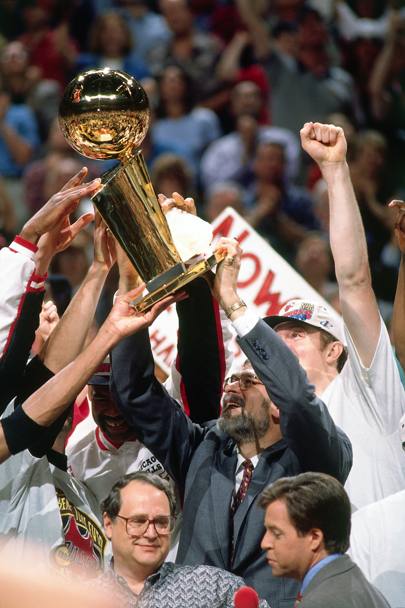 16 giugno 1996: Phil Jackson alza il Larry O&#39;Brein Trophy, il quarto della sua carriera conquistato con i Bulls